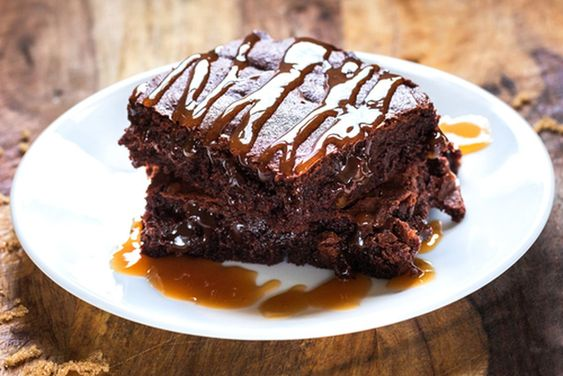 Brownie de Chocolate: 5 Passos para uma Sobremesa Perfeita com Calda de Caramelo